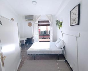 Bedroom of Flat to share in  Sevilla Capital  with Washing machine and Balcony