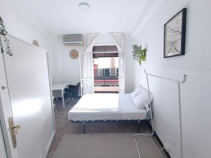 Bedroom of Flat to share in  Sevilla Capital  with Washing machine and Balcony