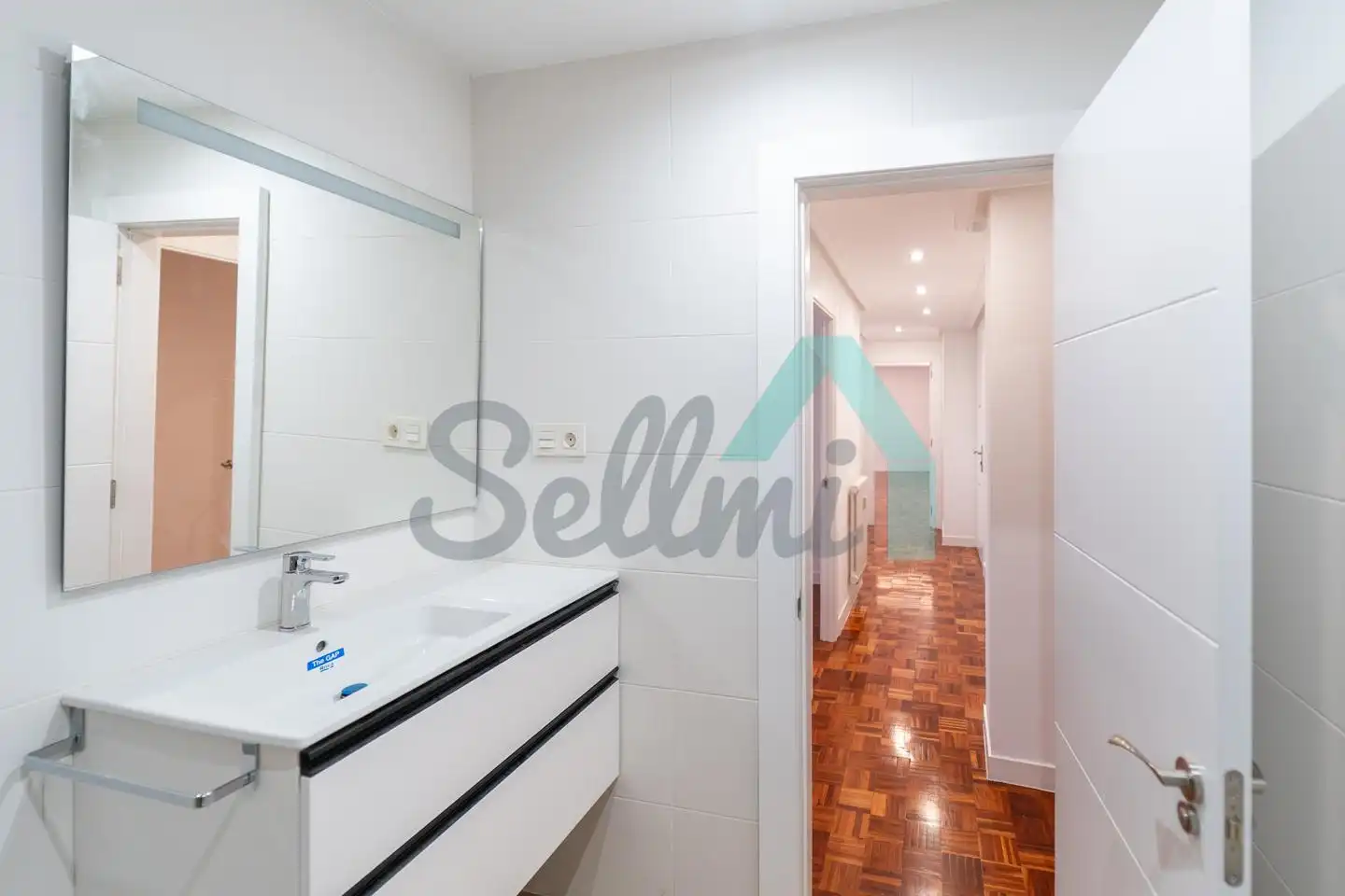 Bathroom of Flat for sale in Oviedo   with Heating, Parquet flooring and Storage room