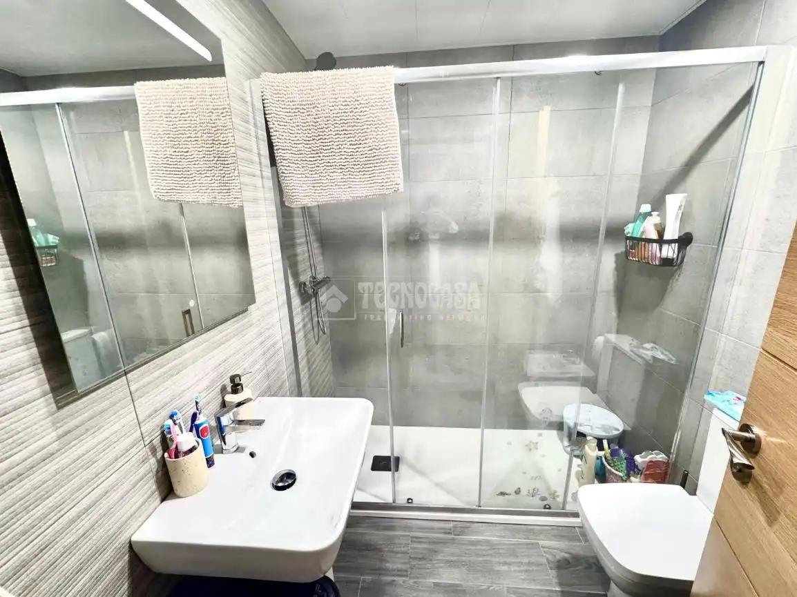 Bathroom of Flat for sale in Córdoba  with Air Conditioner, Heating and Terrace