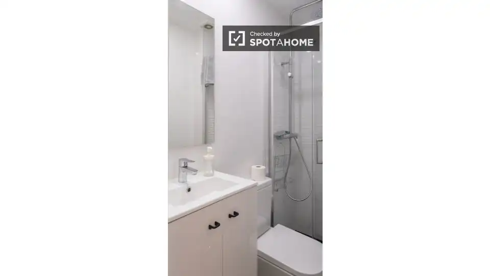 Baño de Apartamento para compartir en Madrid con Aire acondicionado, Calefacción y Terraza