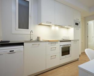 Cuina de Apartament de lloguer en  Barcelona Capital amb Aire condicionat, Forn i Rentadora