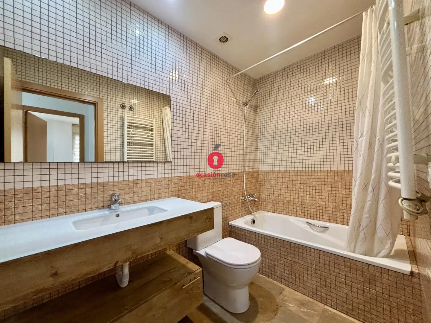 Badezimmer von Erdgeschoss zum Verkauf in Badalona mit Heizung, Abstellraum und Ofen