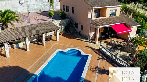 CASA DE 6 HABITACIONES CON PISTA DE TENIS PISCINA Y 2 GARAJES