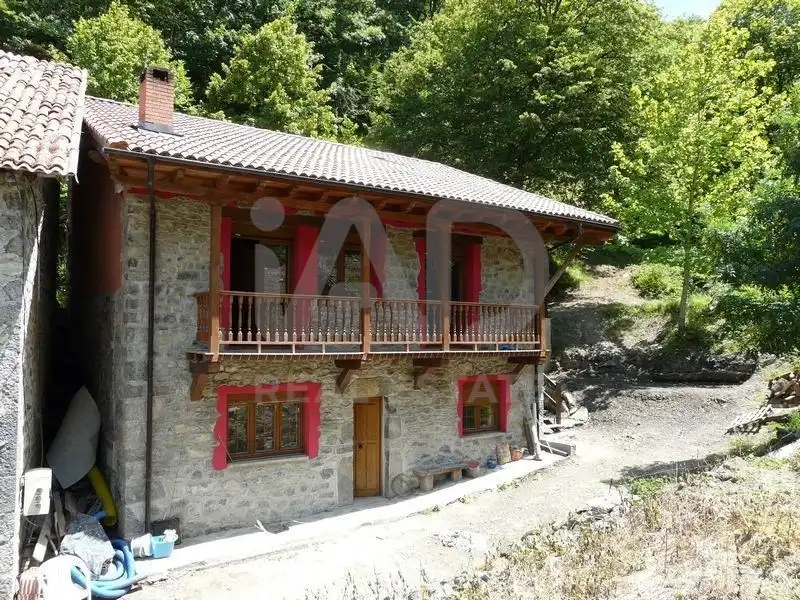 Vista exterior de Finca rústica en venda en Oseja de Sajambre amb Calefacció