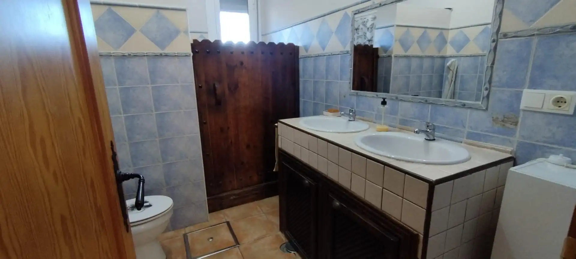 Bathroom of Houses for sale in Carmona  with Air Conditioner, Heating and Swimming Pool