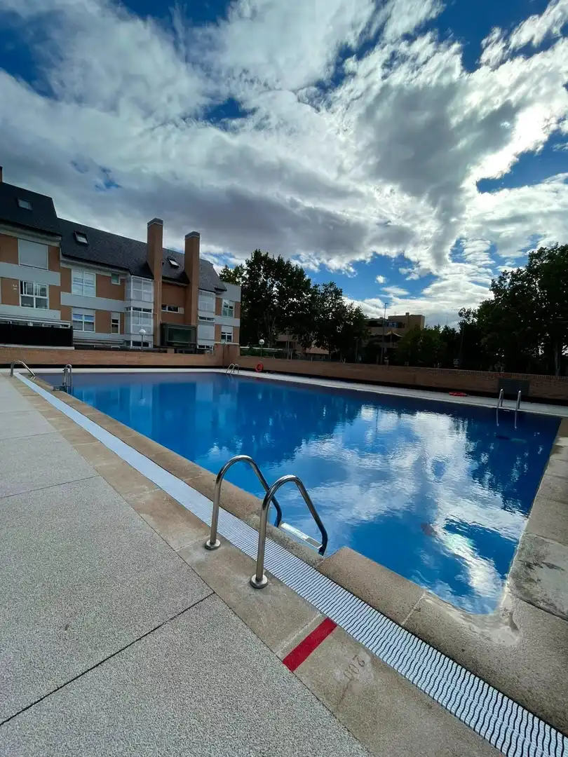 Schwimmbecken von Wohnung zur Miete in Las Rozas de Madrid mit Klimaanlage, Heizung und Terrasse