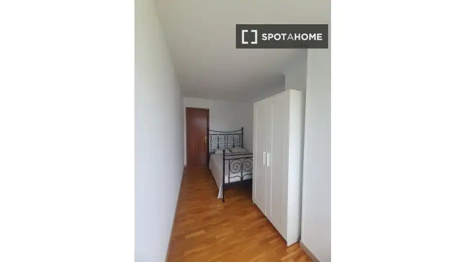 Bedroom of Flat for share in Barcelona  with Air Conditioner, Heating and Furnished