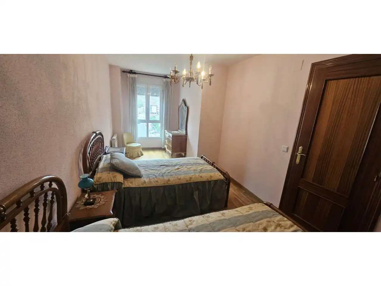 Dormitori de Apartament en venda en León Capital  amb Calefacció, Parquet i Traster