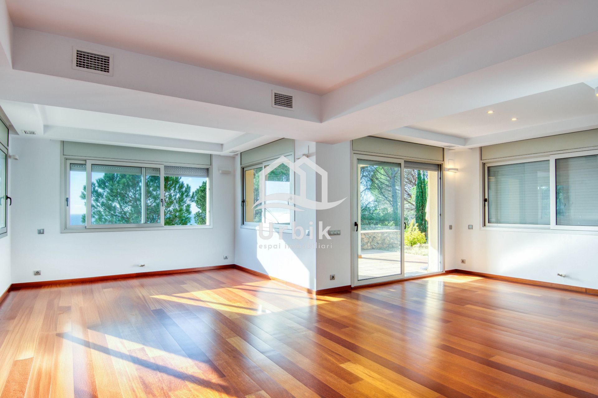 Sala d'estar de Casa o xalet en venda en Sant Feliu de Guíxols amb Aire condicionat, Calefacció i Jardí privat