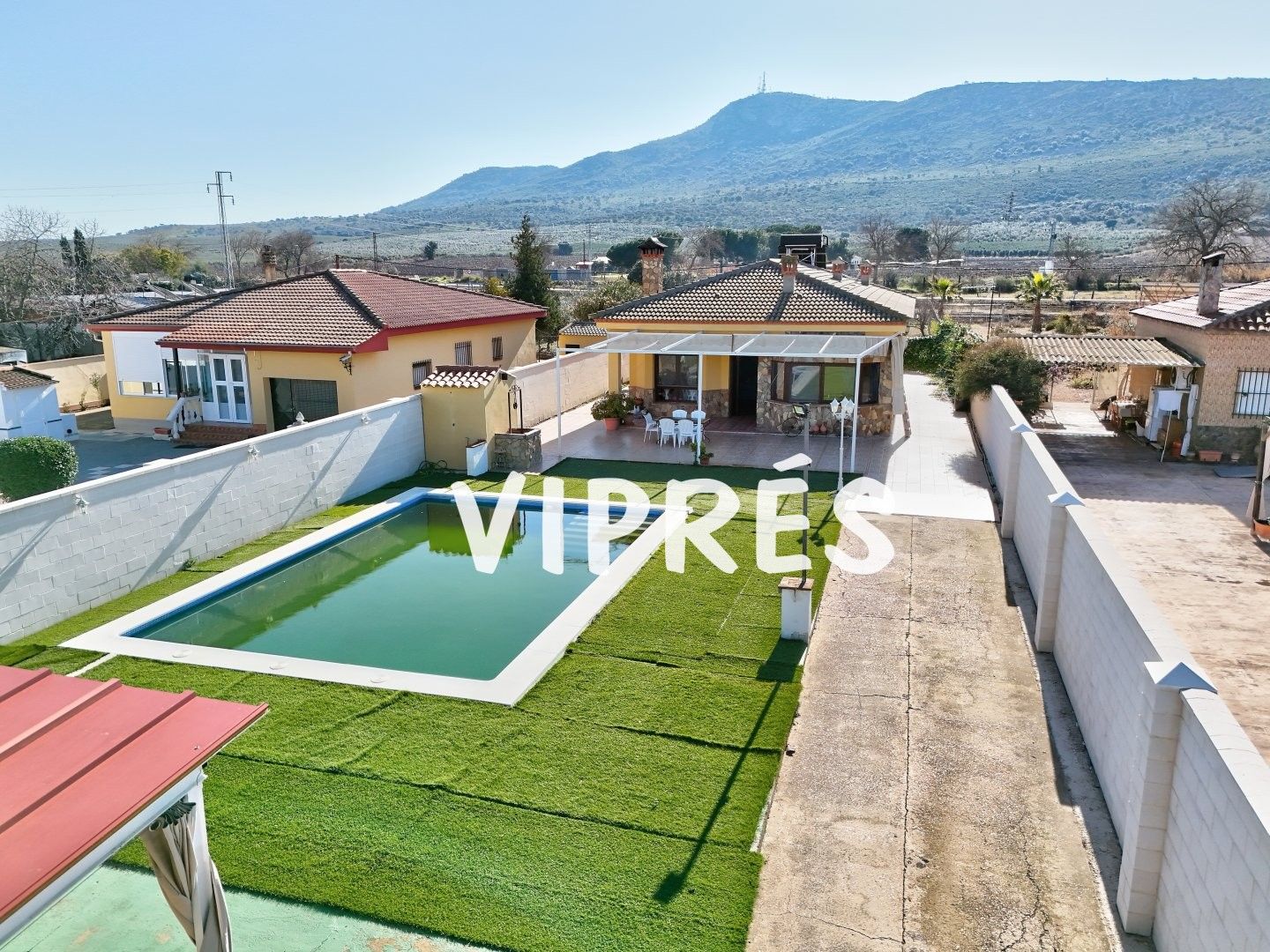 Vista exterior de Casa o xalet en venda en Arroyo de San Serván amb Aire condicionat, Calefacció i Traster