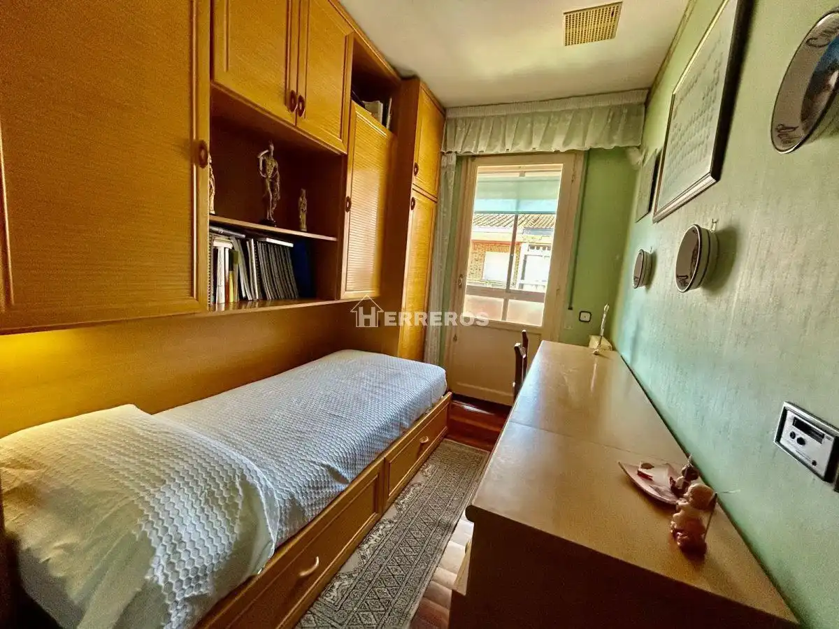 Habitación de Casa adosada en venta en Baños de Río Tobía con Aire acondicionado, Calefacción y Parquet