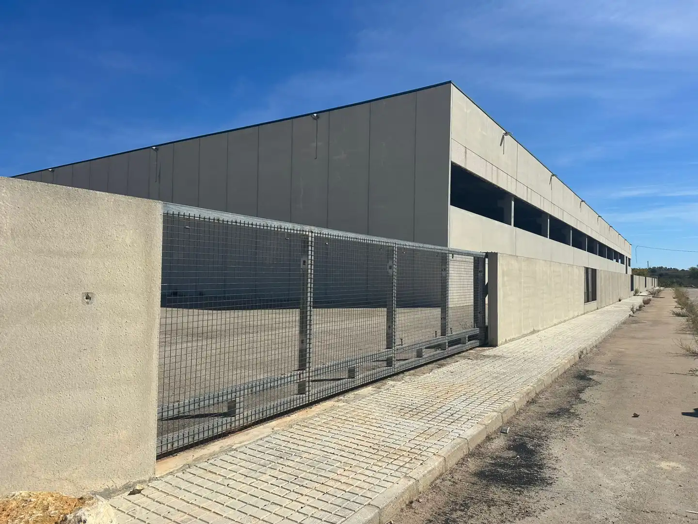 Vista exterior de Nave industrial de alquiler en Villargordo del Cabriel con Alarma