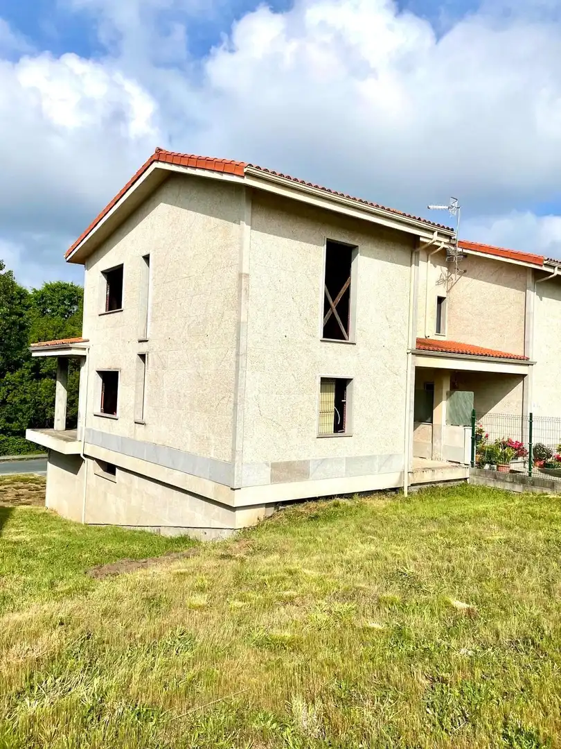 Vista exterior de Casa adosada en venta en A Merca   con Calefacción, Jardín privado y Terraza