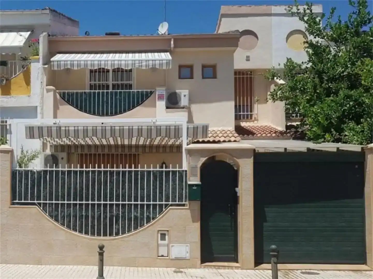 Vista exterior de Casa adosada en venda en Linares amb Aire condicionat, Jardí privat i Parquet