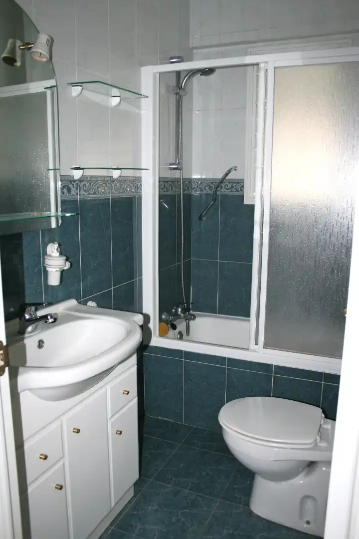 Badezimmer von Wohnung zur Miete in Zaragoza mit Heizung, Parkett und Möbliert