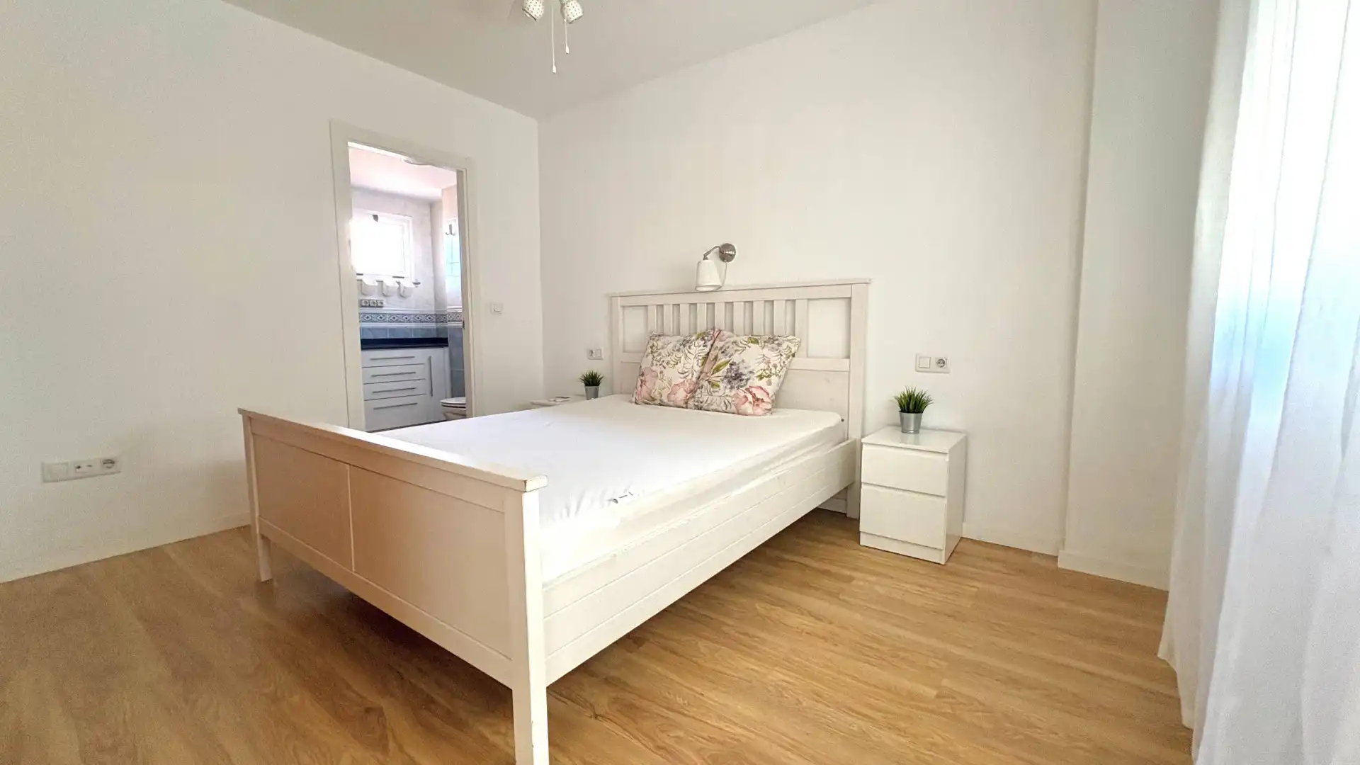 Schlafzimmer von Dachboden zur Miete in Paterna mit Klimaanlage, Heizung und Terrasse