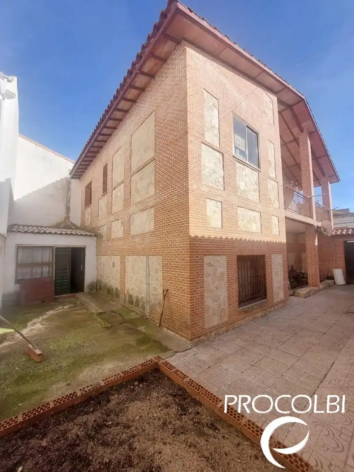 Vista exterior de Casa adosada en venda en Uceda amb Calefacció, Jardí privat i Terrassa