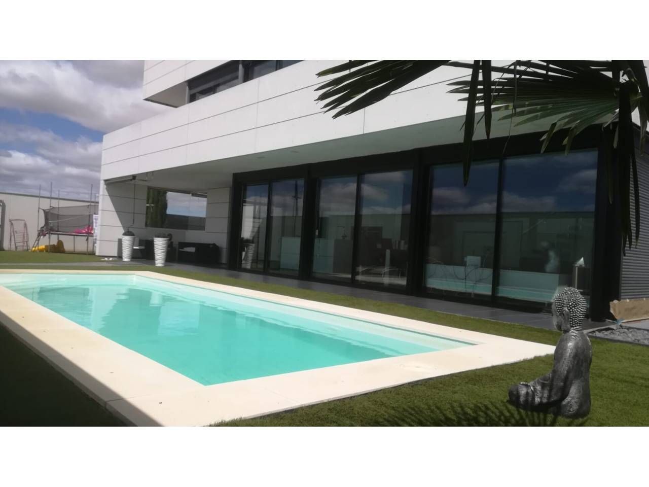 Piscina de Casa adosada en venda en Roales amb Calefacció, Jardí privat i Terrassa