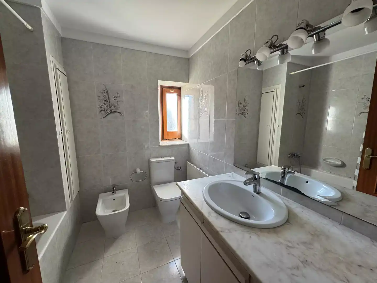 Bany de Casa o xalet en venda en Borrassà amb Parquet, Terrassa i Piscina
