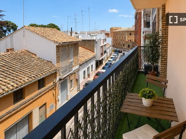 Flat with balcony to rent in Ayuntamiento - El Salvador