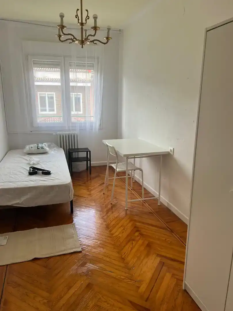 Dormitori de Pis per a compartir en Briviesca amb Parquet, Traster i Moblat