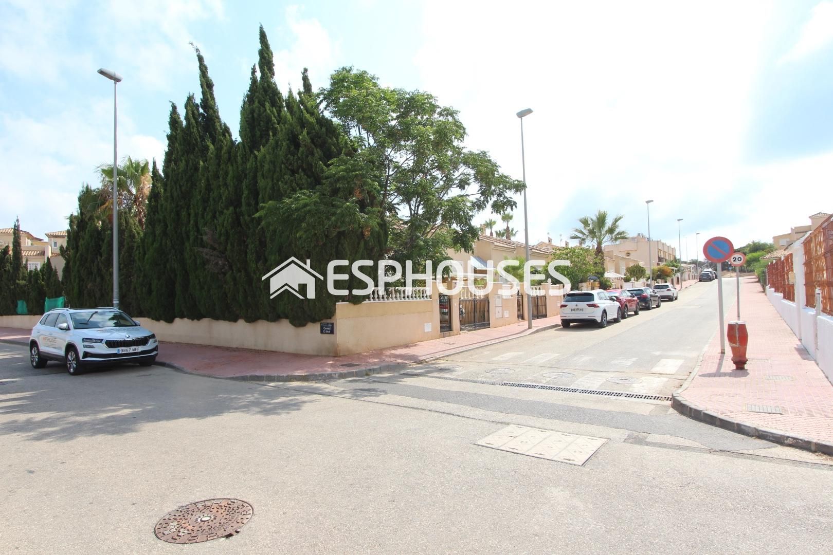 Vista exterior de Casa adosada en venda en Guardamar del Segura amb Aire condicionat, Terrassa i Traster