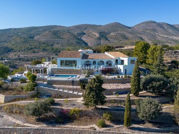 Detached house with pool for sale in Benissa pueblo