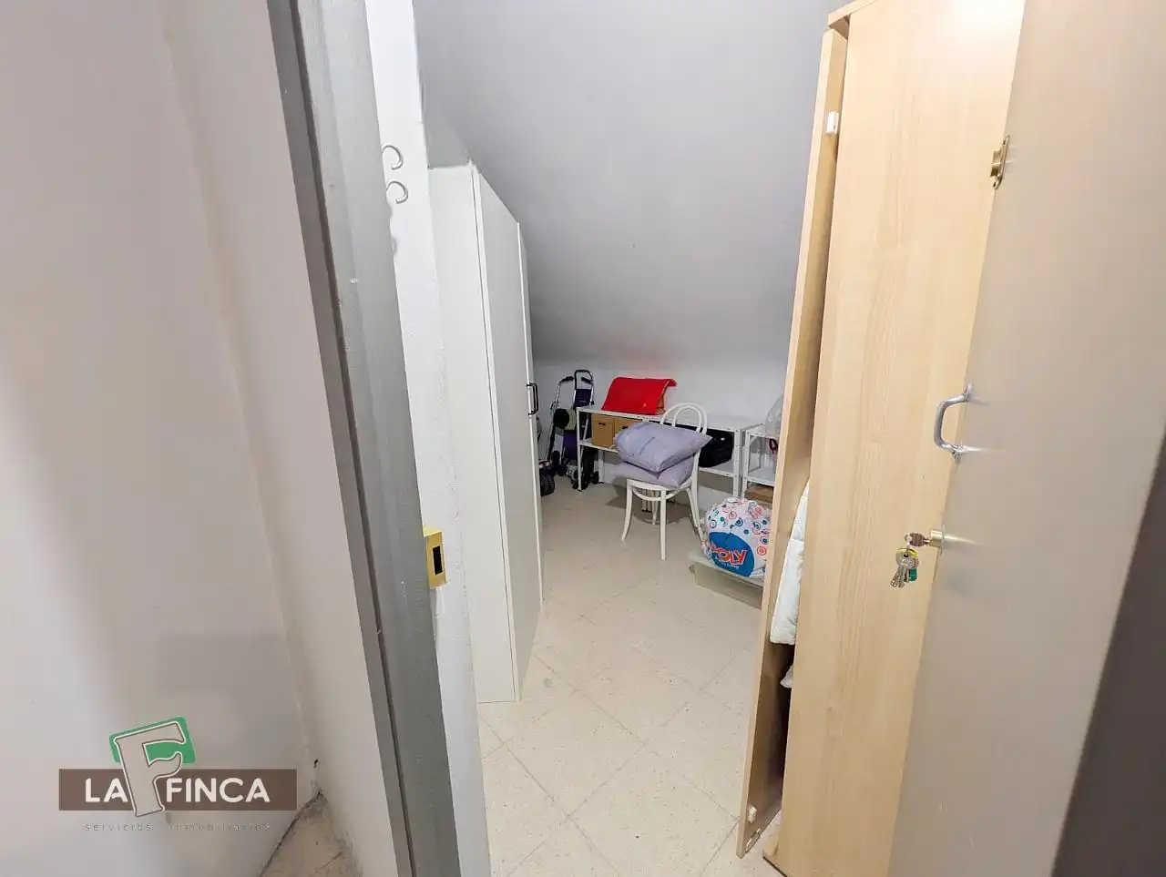 Dormitori de Pis en venda en Oviedo  amb Calefacció, Parquet i Traster