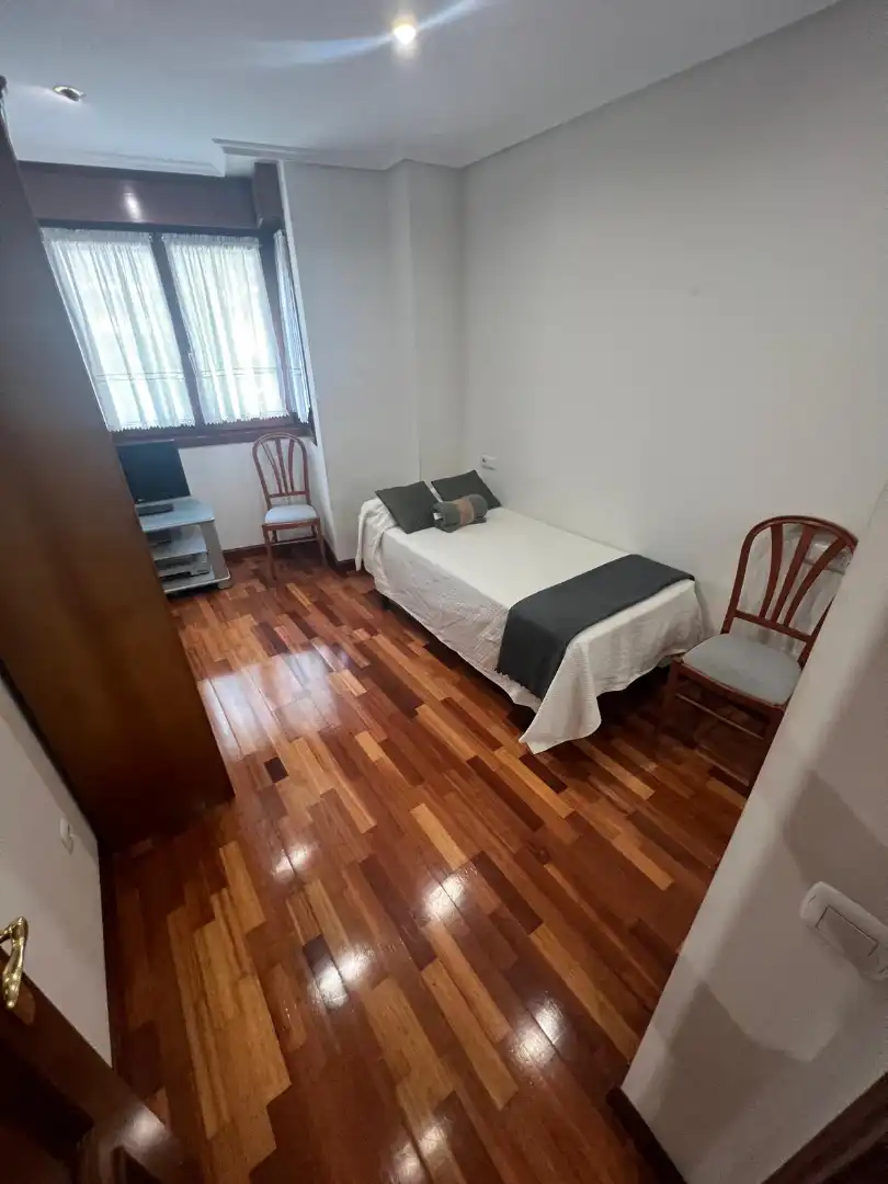 Habitación de Piso en venta en Gijón  con Calefacción, Parquet y Trastero