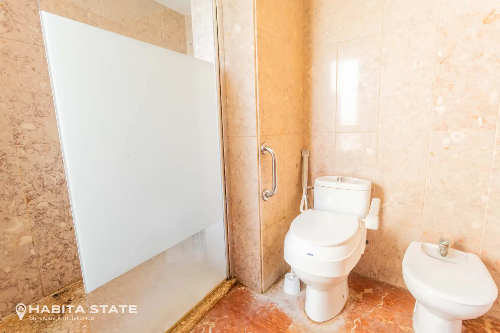 Bathroom of Flat for sale in Almería  with Air Conditioner, Heating and Oven