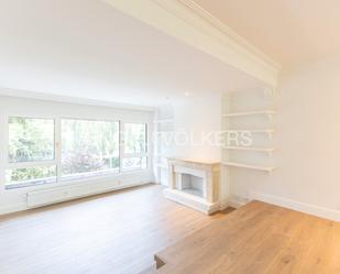 Sala d'estar de Apartament de lloguer en La Moraleja amb Aire condicionat, Calefacció i Jardí privat