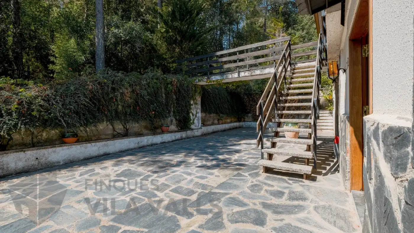 Außenansicht von Haus oder Chalet zum Verkauf in Sant Quirze Safaja mit Privatgarten und Balkon
