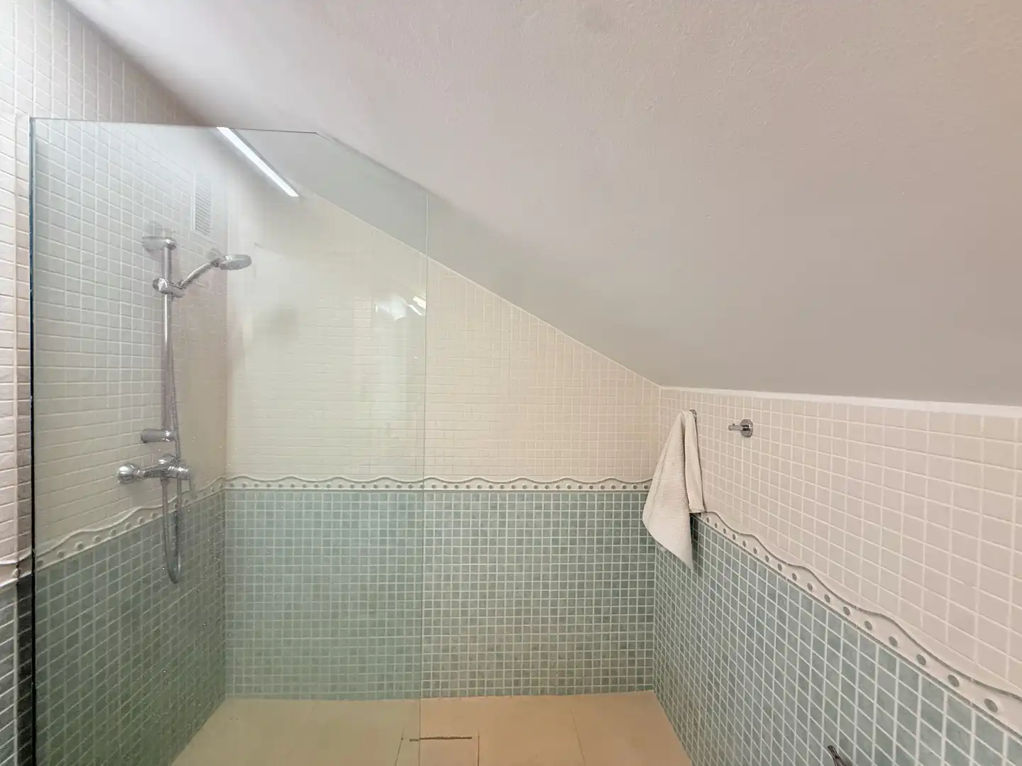Bany de Casa adosada de lloguer en Marbella amb Terrassa, Piscina i Piscina comunitària