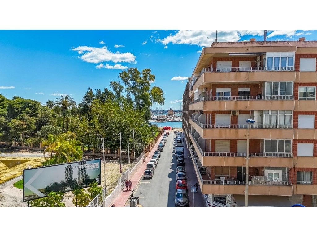 Vista exterior de Apartament en venda en Torrevieja amb Terrassa i Moblat