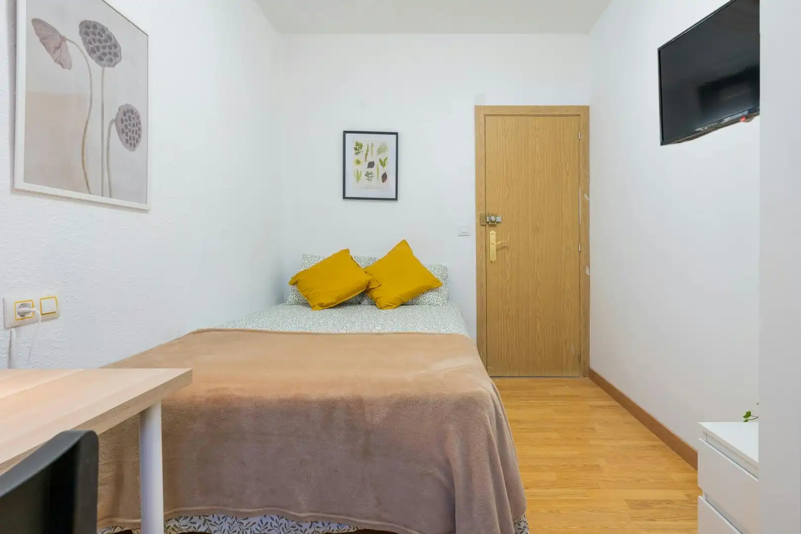Bedroom of Flat for share in Valencia  with Furnished, Washing machine and TV