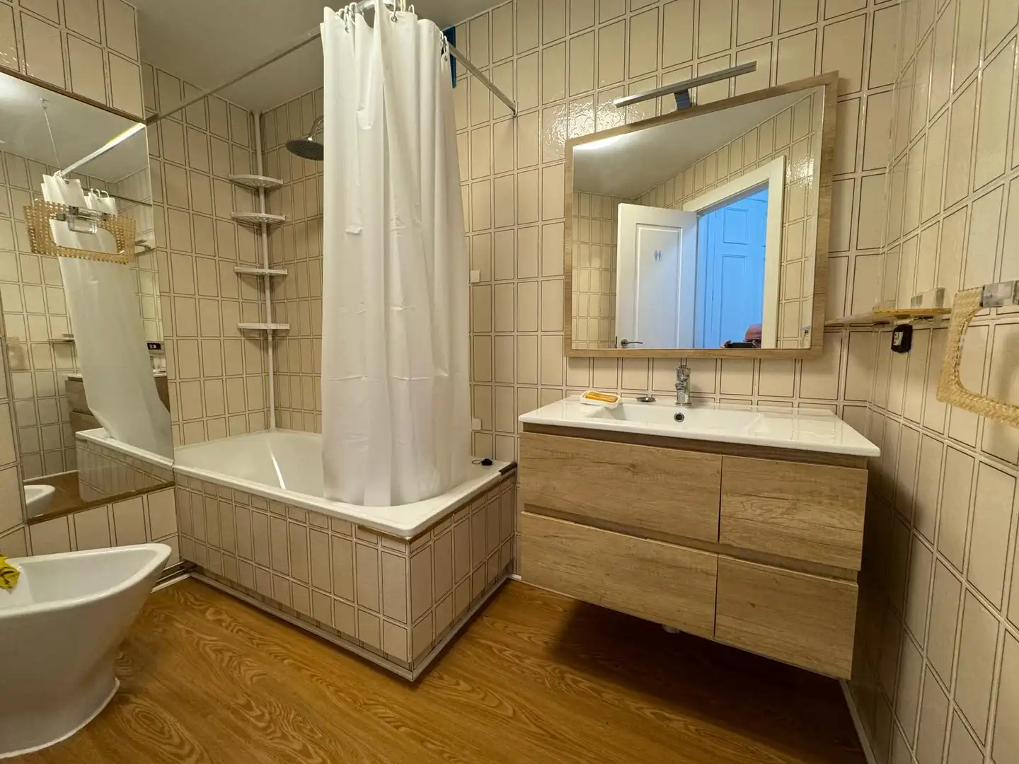 Baño de Apartamento de alquiler en Burgos con Calefacción, Parquet y Amueblado