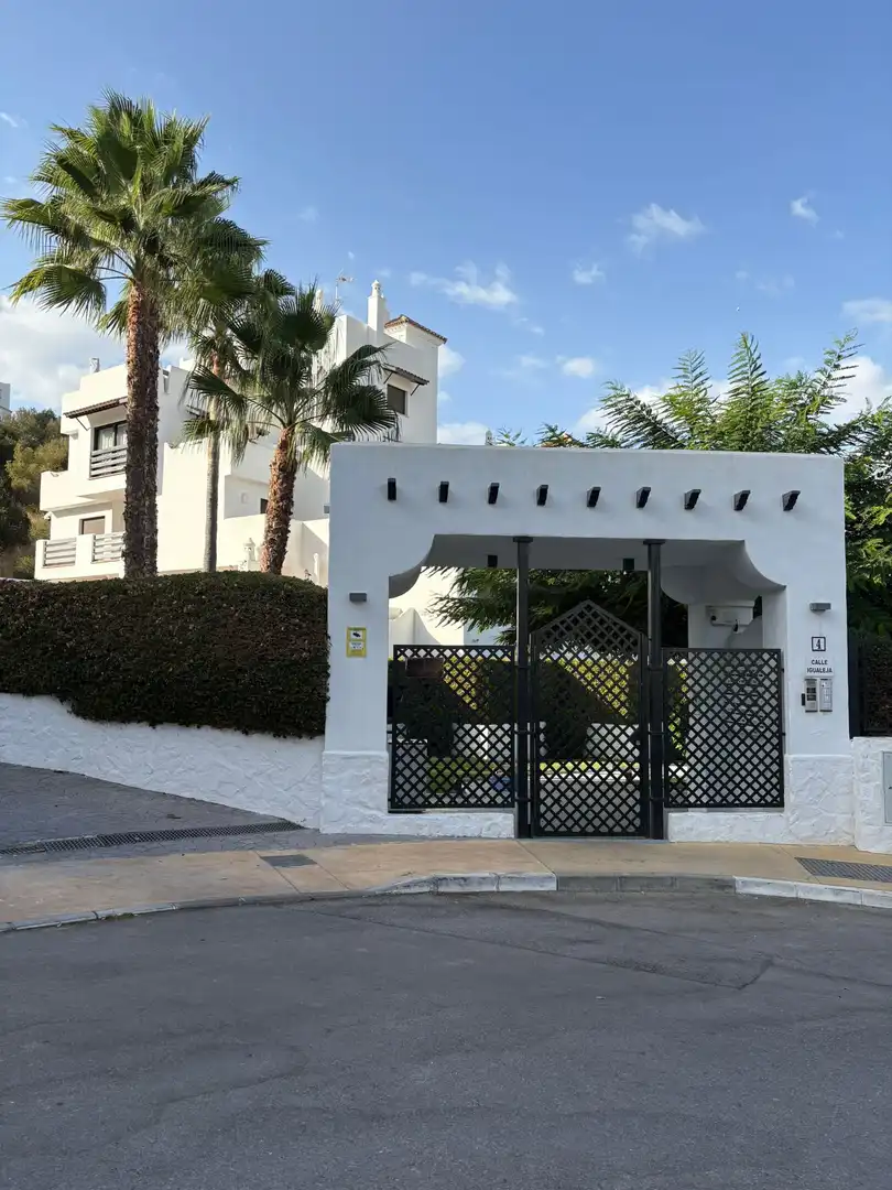 Vista exterior de Apartamento de alquiler en Estepona con Aire acondicionado, Terraza y Piscina