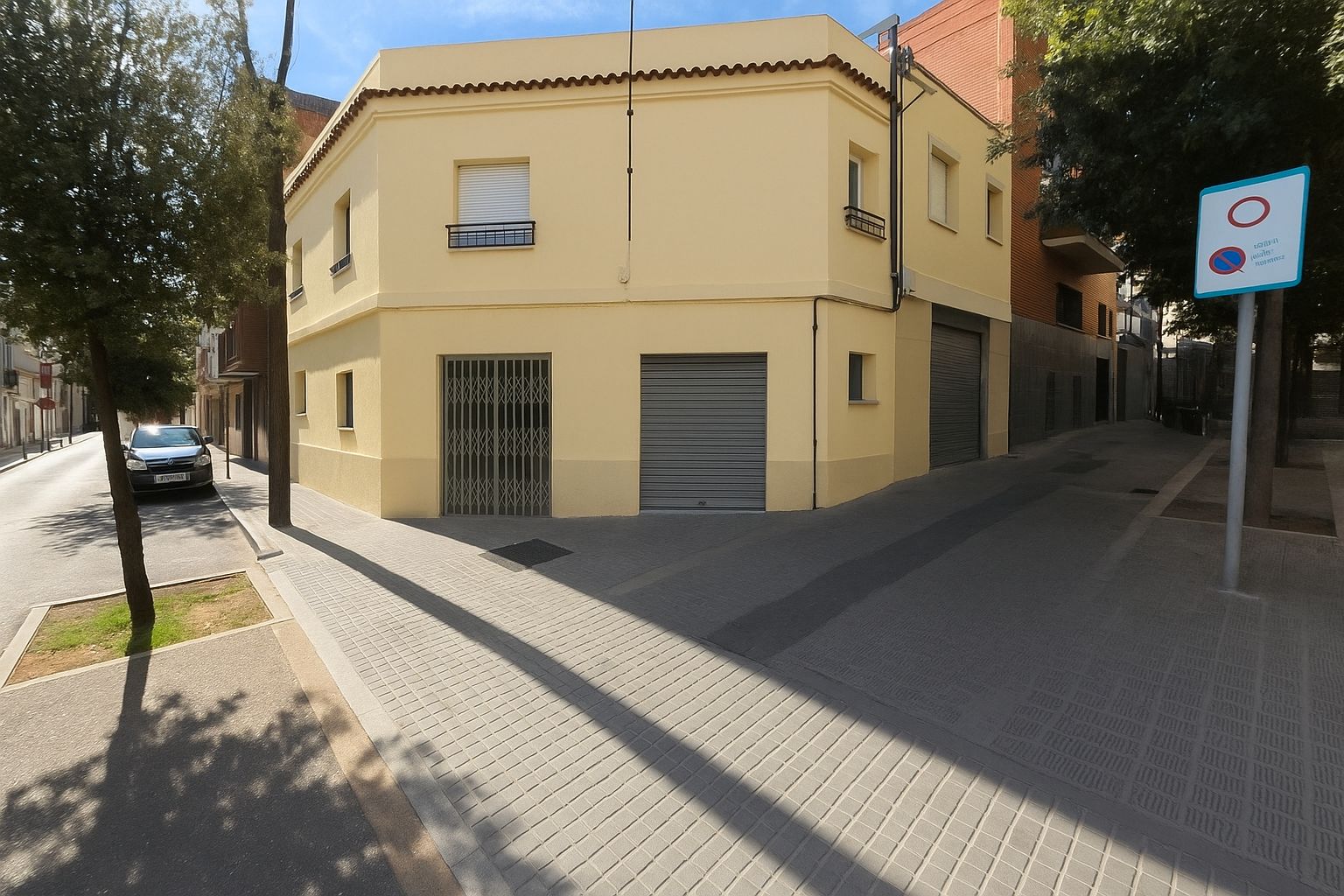 Vista exterior de Edifici en venda en L'Hospitalet de Llobregat