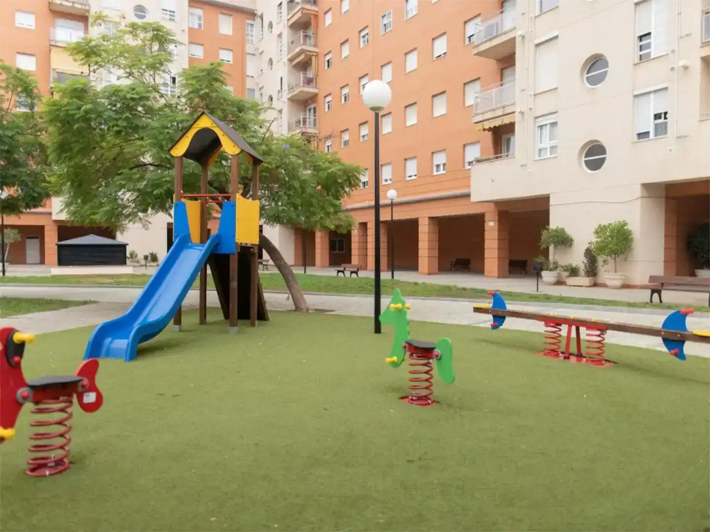 Aparcament de Pis en venda en  Sevilla Capital amb Aire condicionat, Piscina i Balcó