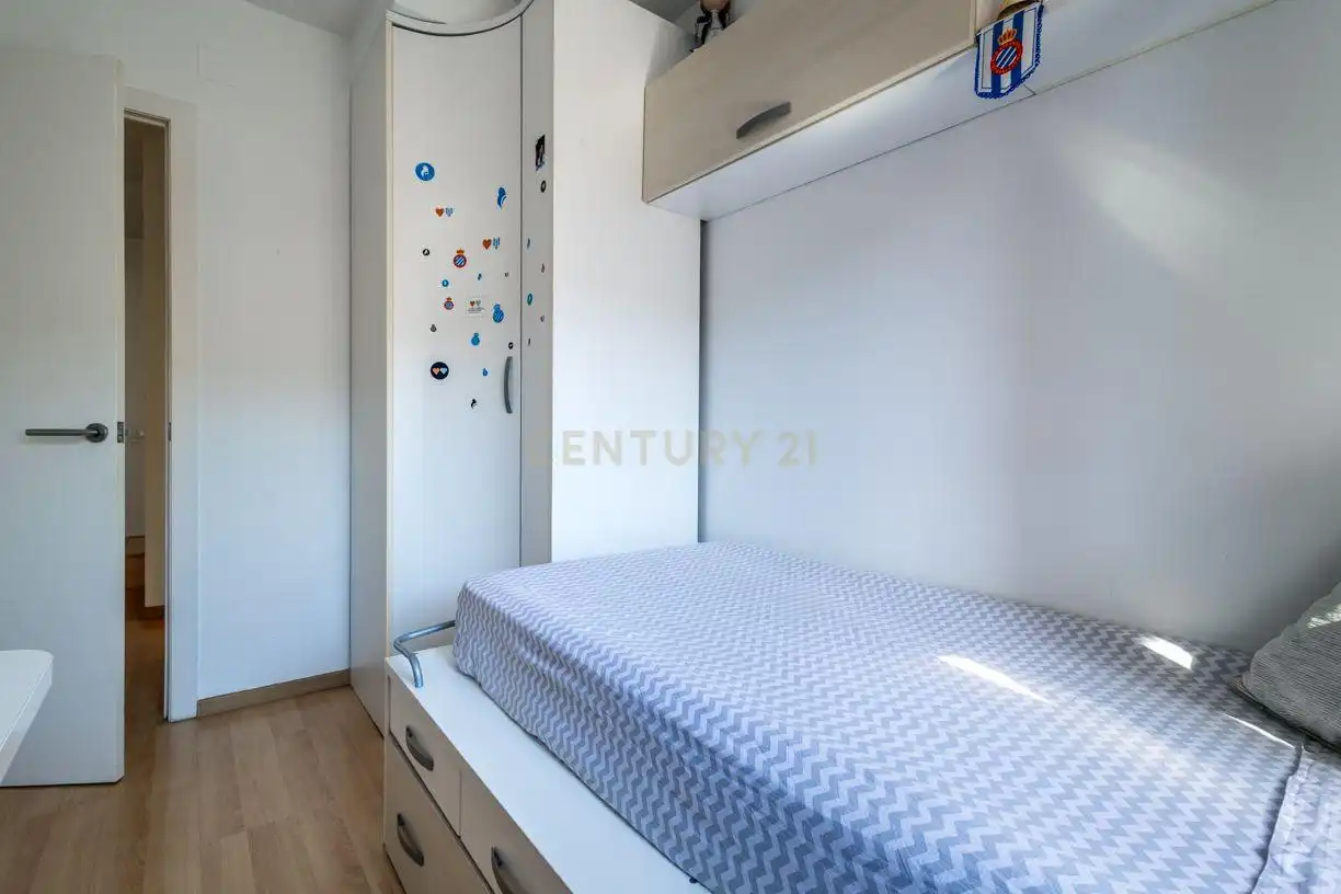 Schlafzimmer von Einfamilien-Reihenhaus zum Verkauf in Sant Joan Despí mit Klimaanlage und Balkon