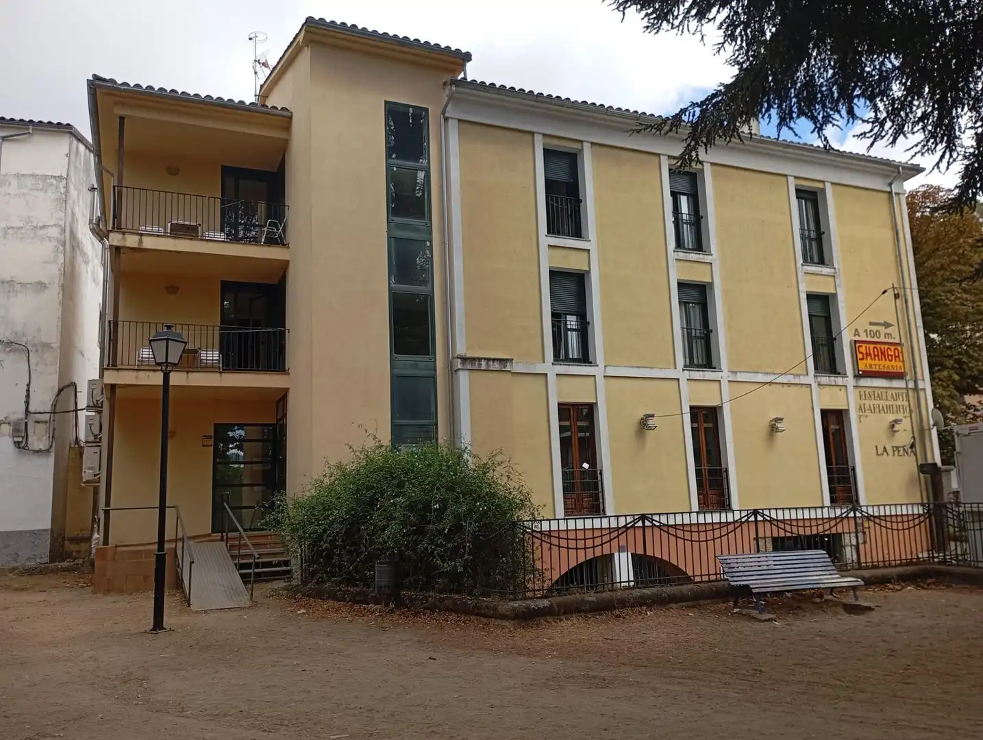 Vista exterior de Edificio en venta en Baños de Montemayor