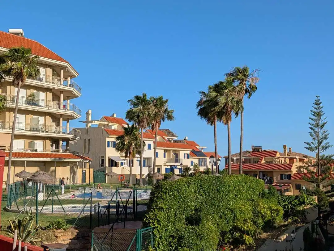 Vista exterior de Casa adosada de alquiler en La Línea de la Concepción con Aire acondicionado, Calefacción y Jardín privado