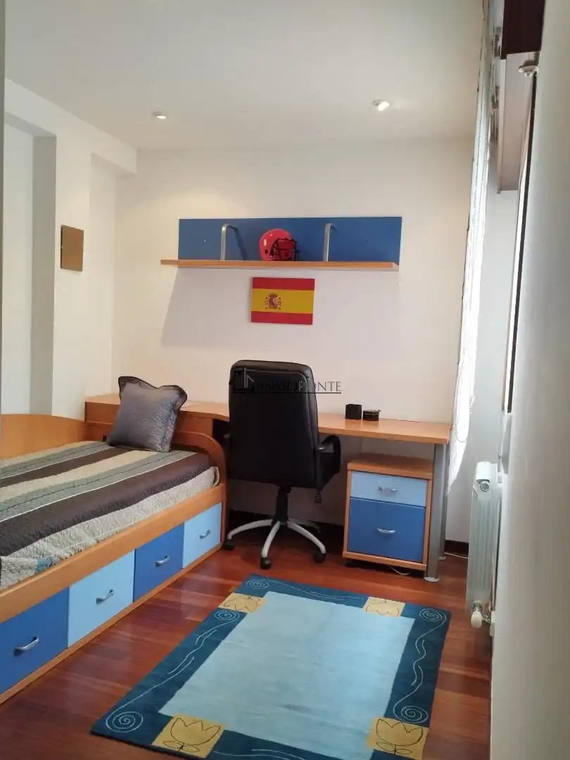 Schlafzimmer von Dachboden zum Verkauf in Pontevedra Capital  mit Heizung, Abstellraum und Möbliert