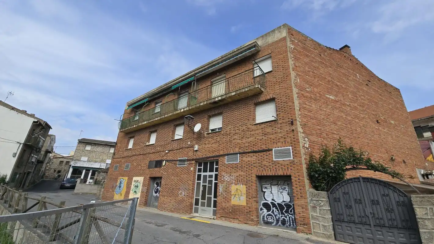 Vista exterior de Piso en venta en Navaluenga con Calefacción, Terraza y Balcón