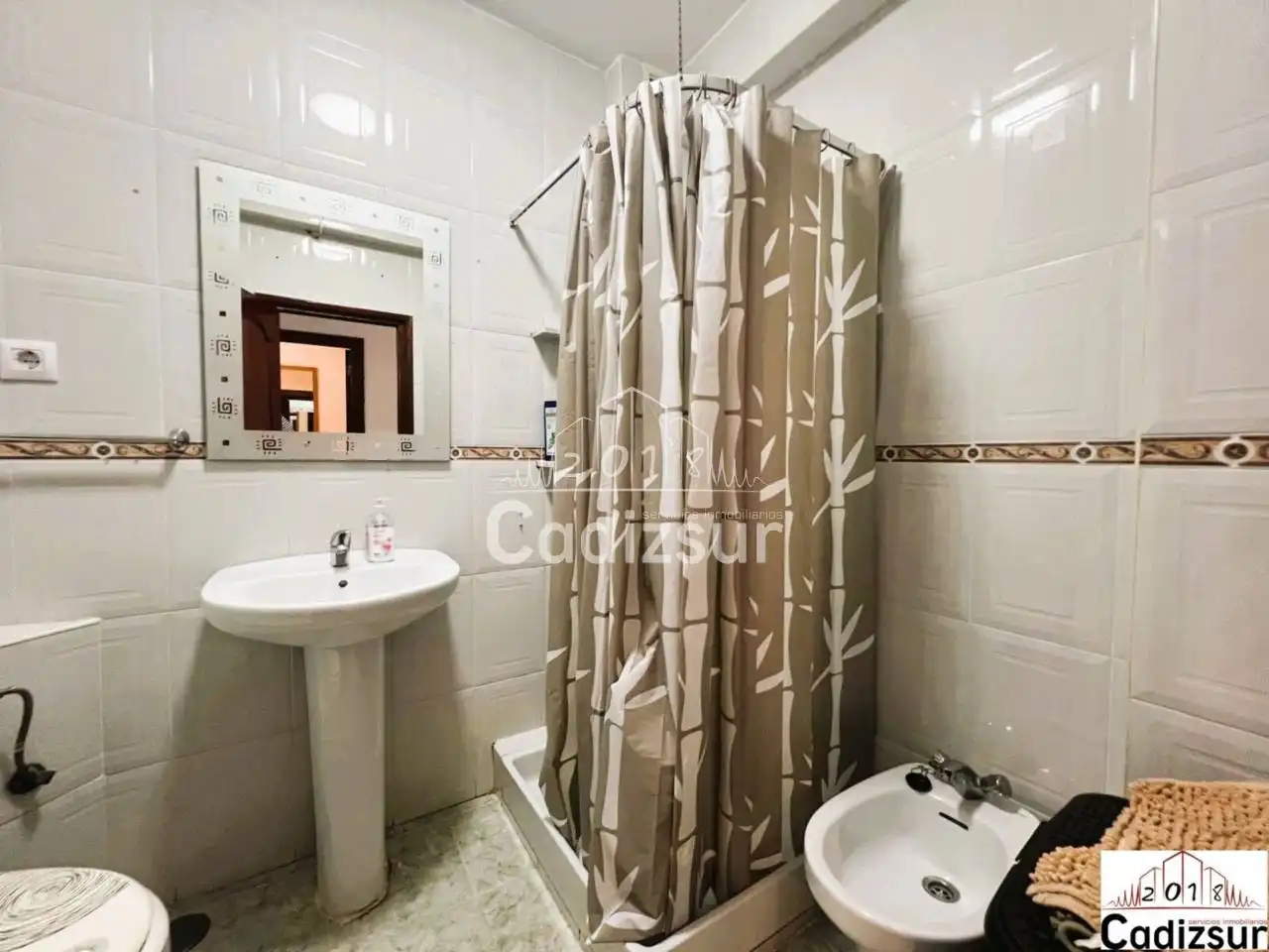 Baño de Piso en venta en Cádiz con Terraza y Alarma