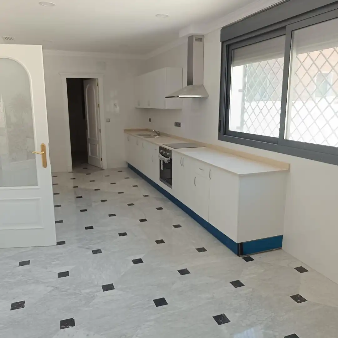 Küche von Wohnung zur Miete in Sevilla mit Klimaanlage, Heizung und Privatgarten