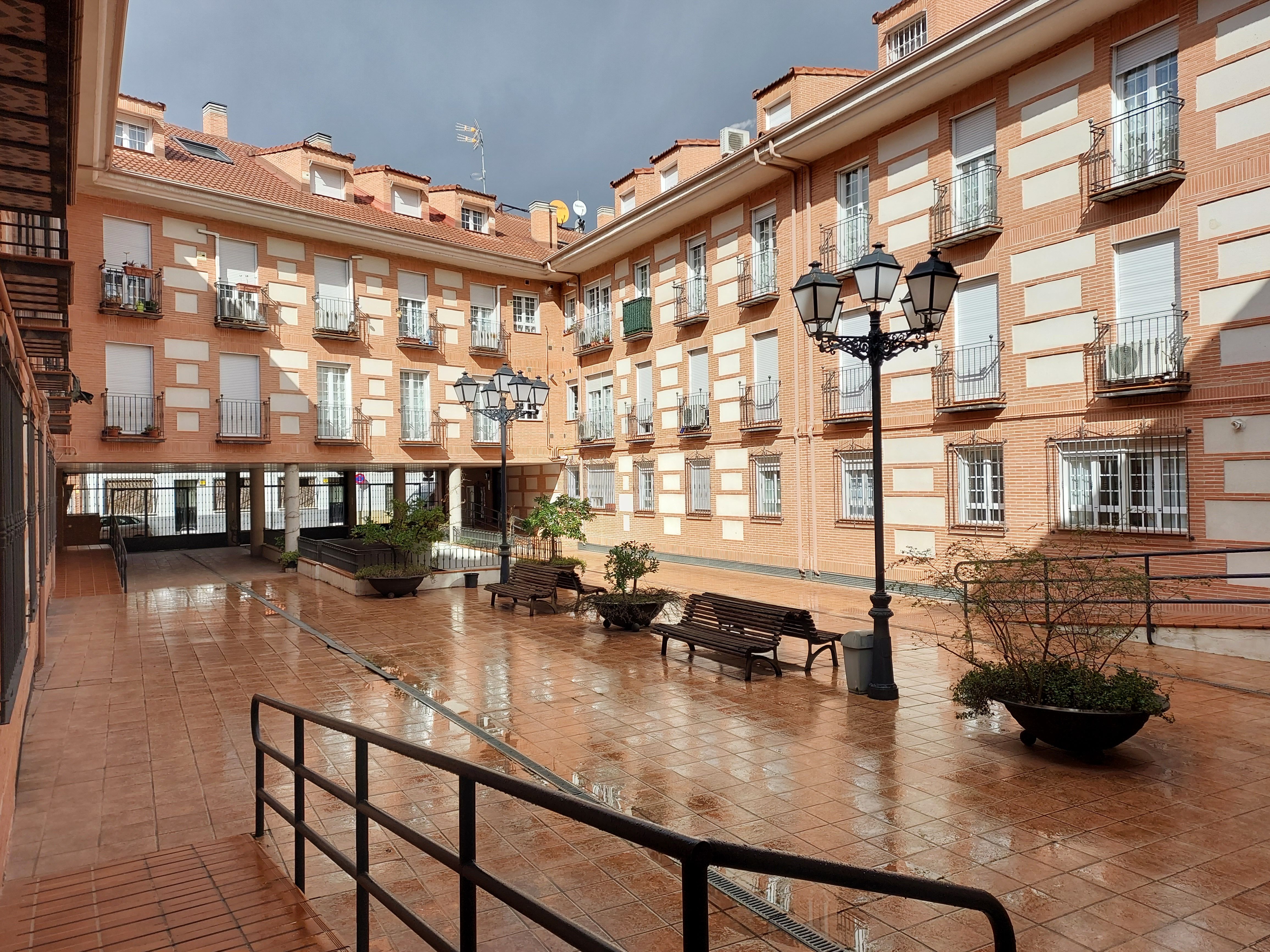 Vista exterior de Àtic en venda en Alcalá de Henares amb Aire condicionat, Calefacció i Parquet
