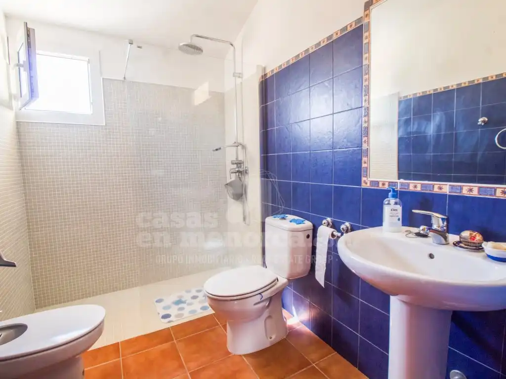 Bathroom of Houses for sale in Maó - Mahón  with Air Conditioner, Private garden and Swimming Pool