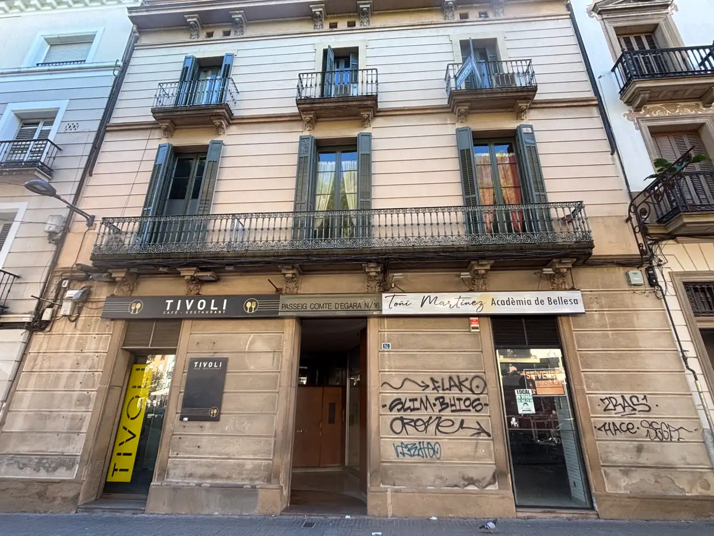 Außenansicht von Erdgeschoss zum Verkauf in Terrassa mit Klimaanlage, Heizung und Privatgarten